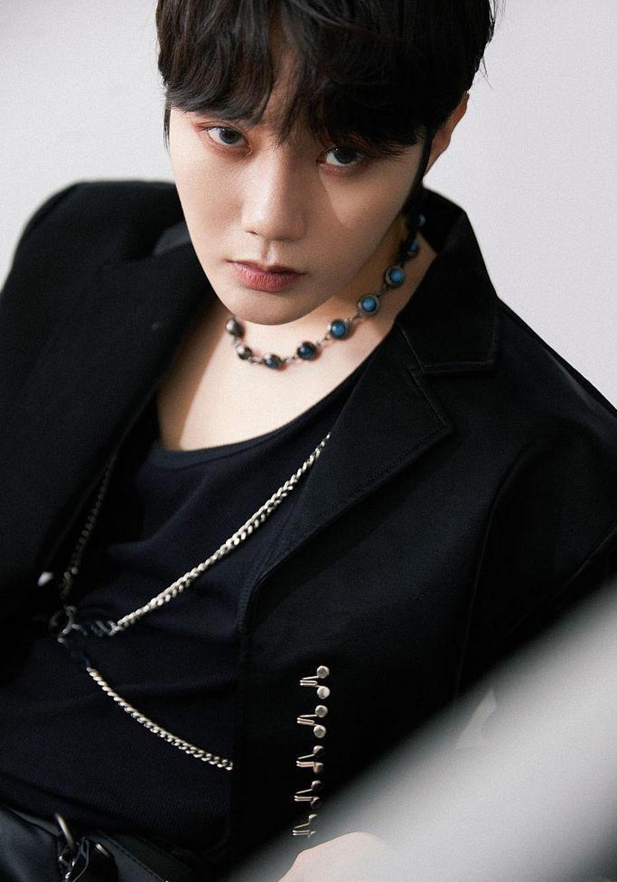 刘也野性觉醒氛围写真曝光 酷帅有型散发别样神秘魅力