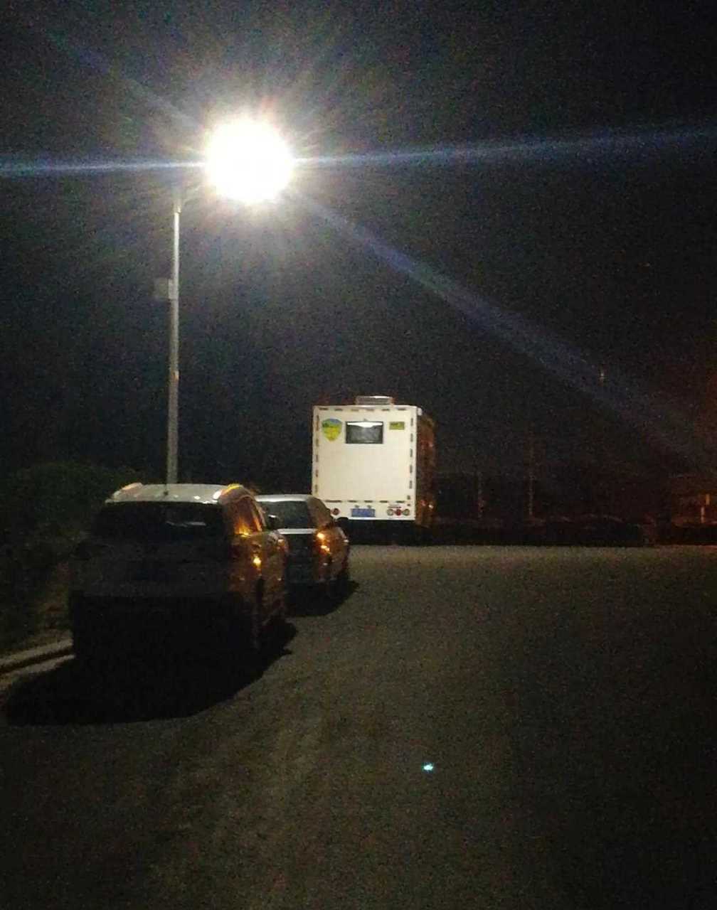 今晚睡在玉溪北城镇街头.[顶] 环境安静,有监控还有路灯.