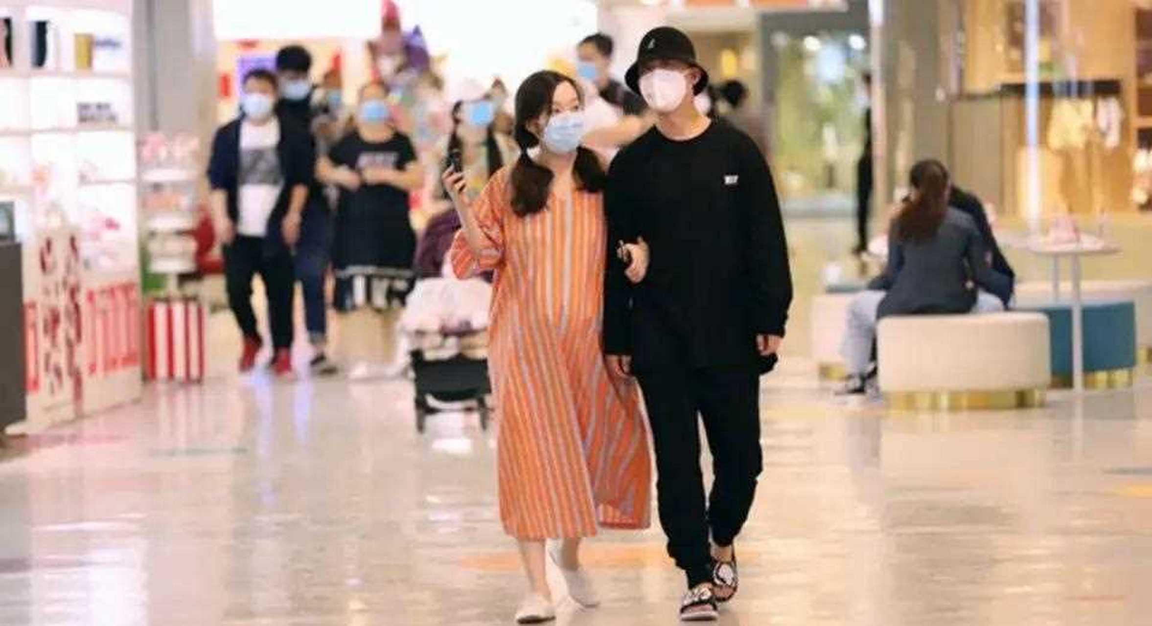 《新生日记2》录制路透照曝光,gai周延携妻子王斯然加盟,照片中王斯然