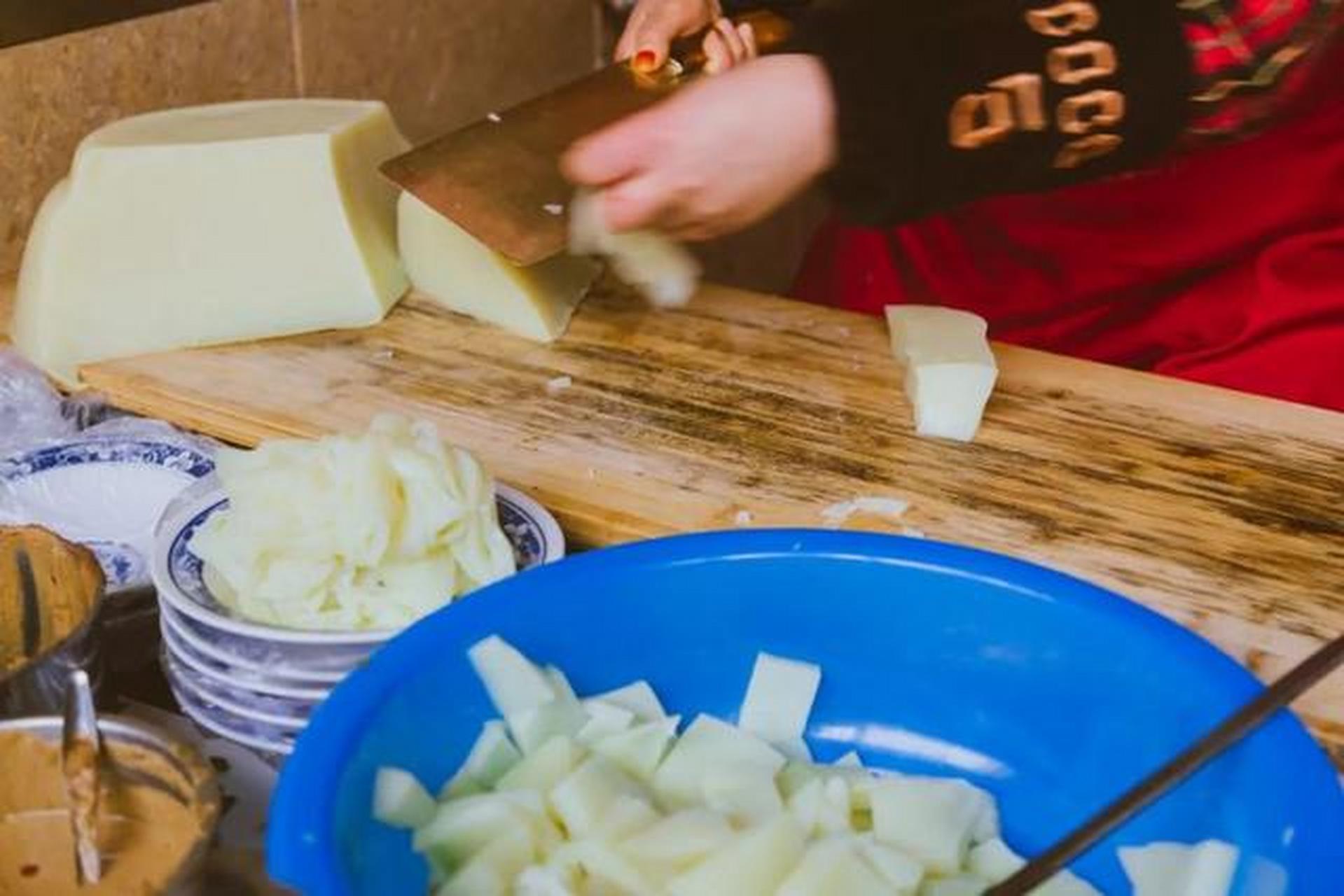 南阳特产——唐河县孙记绿豆凉粉 颜色微黄,娇嫩欲滴的凉粉,红色的辣