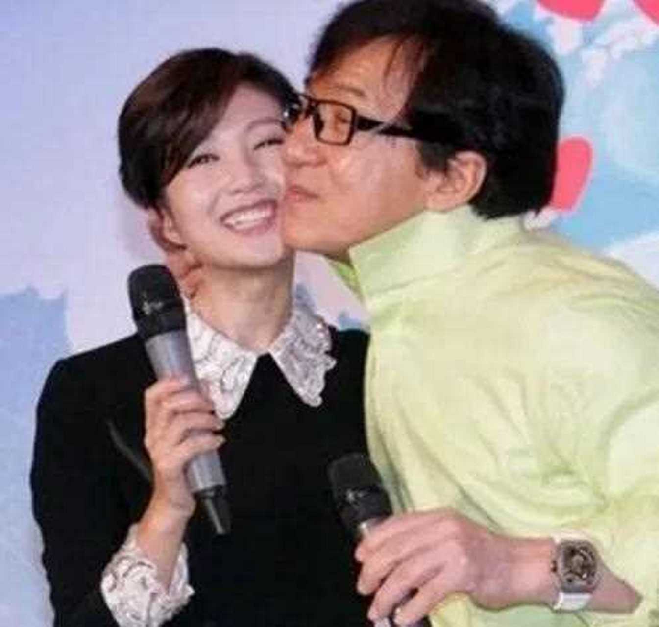 成龙大哥跟赌王千金何超琼同框时,规规矩矩,没有又搂又抱,甚至还有点