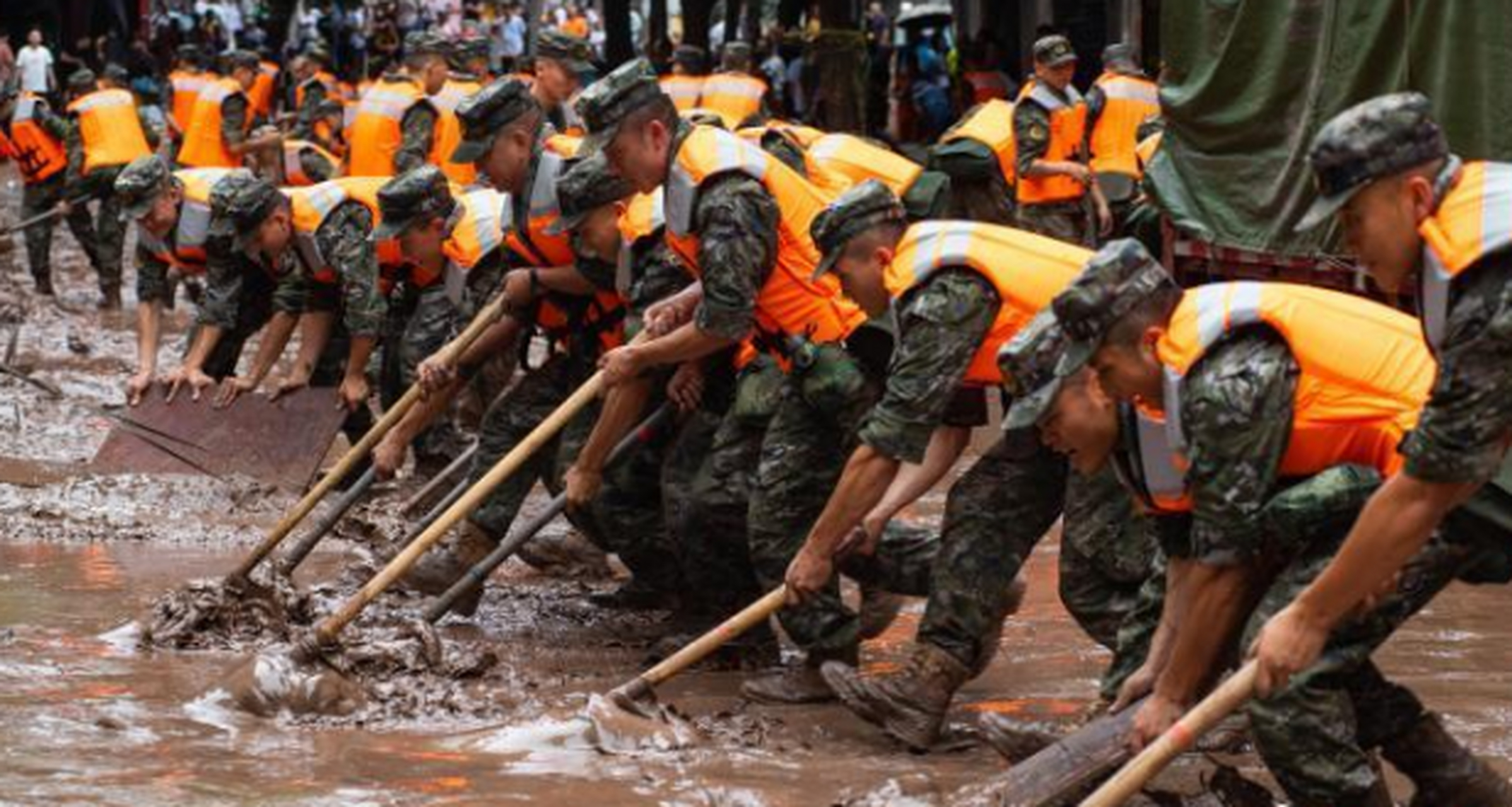 直击重庆万州抗洪抢险一线 7月4日,万州区五桥街道,消防救援人员用