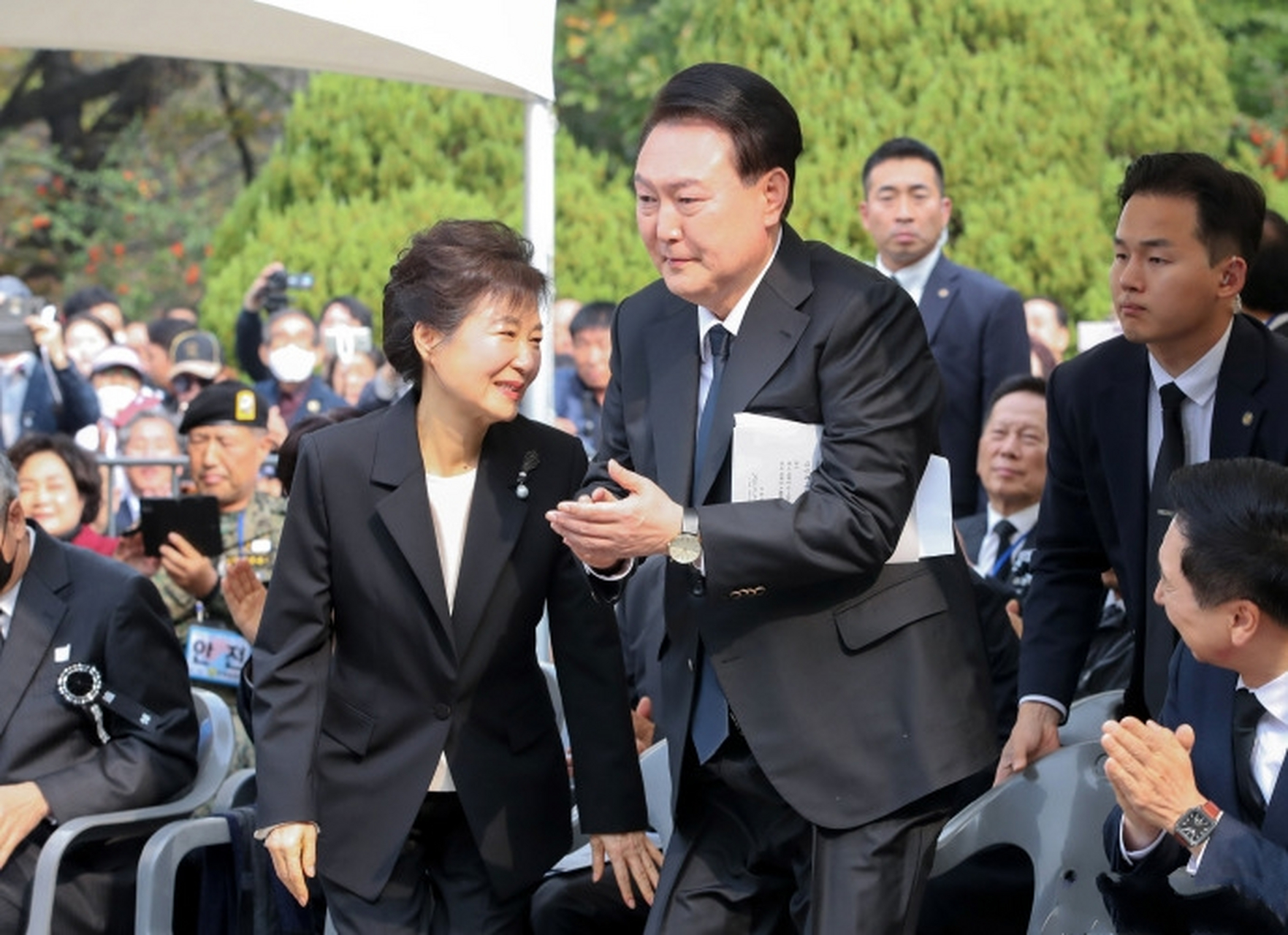 朴槿惠和韩国第一夫人老公罕见同框了,据悉在10月26日朴槿惠去参加了
