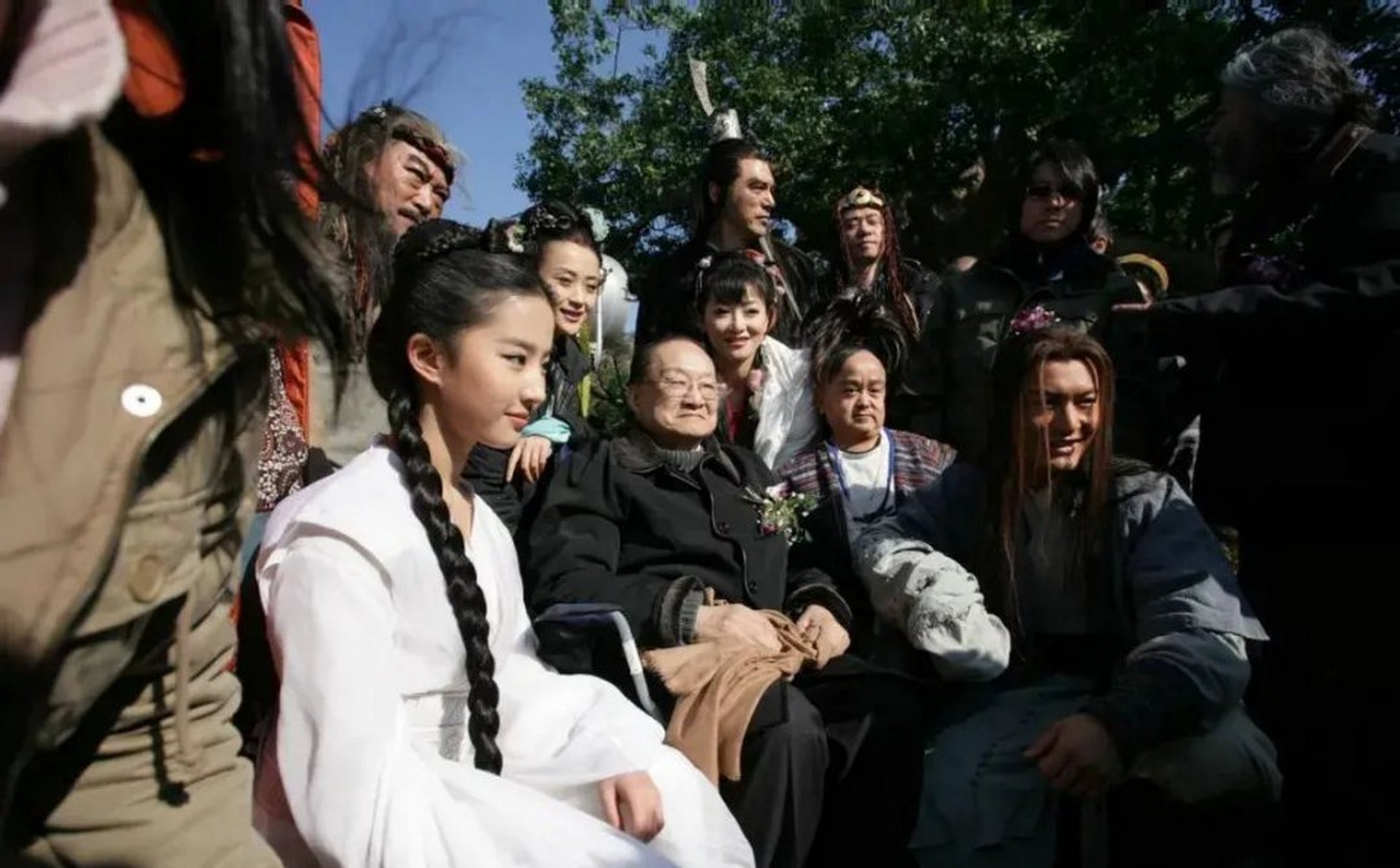 2005年,金庸先生探班刘亦菲版神雕侠侣时的留影!