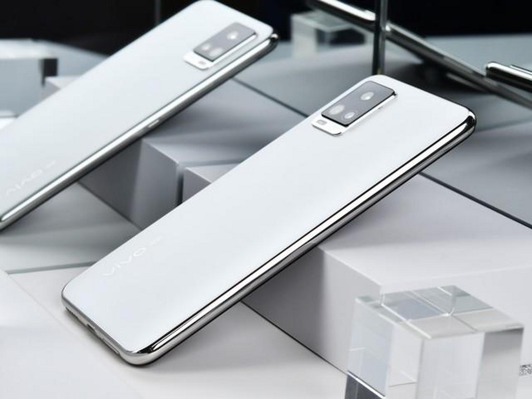 新机vivo s7这次的机身厚度仅为7.39mm(莫奈漫彩配色厚度为7.