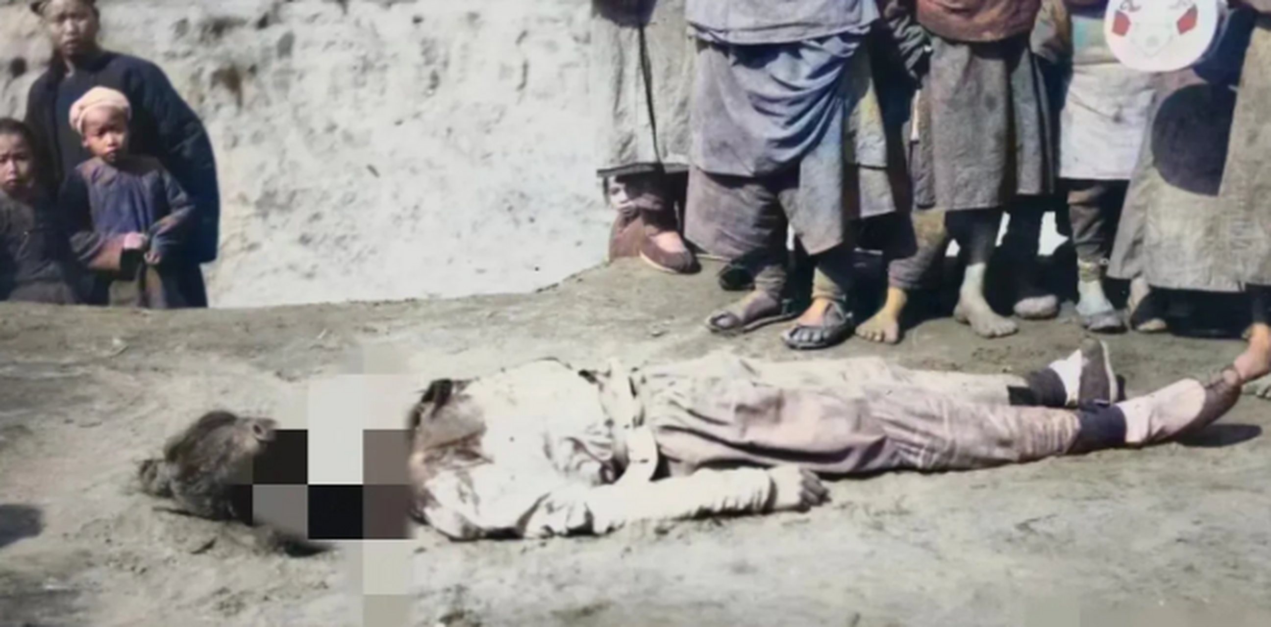 晚清时期执行死刑的老照片,一名犯人已经被执行死刑,此刻他躺在地上早