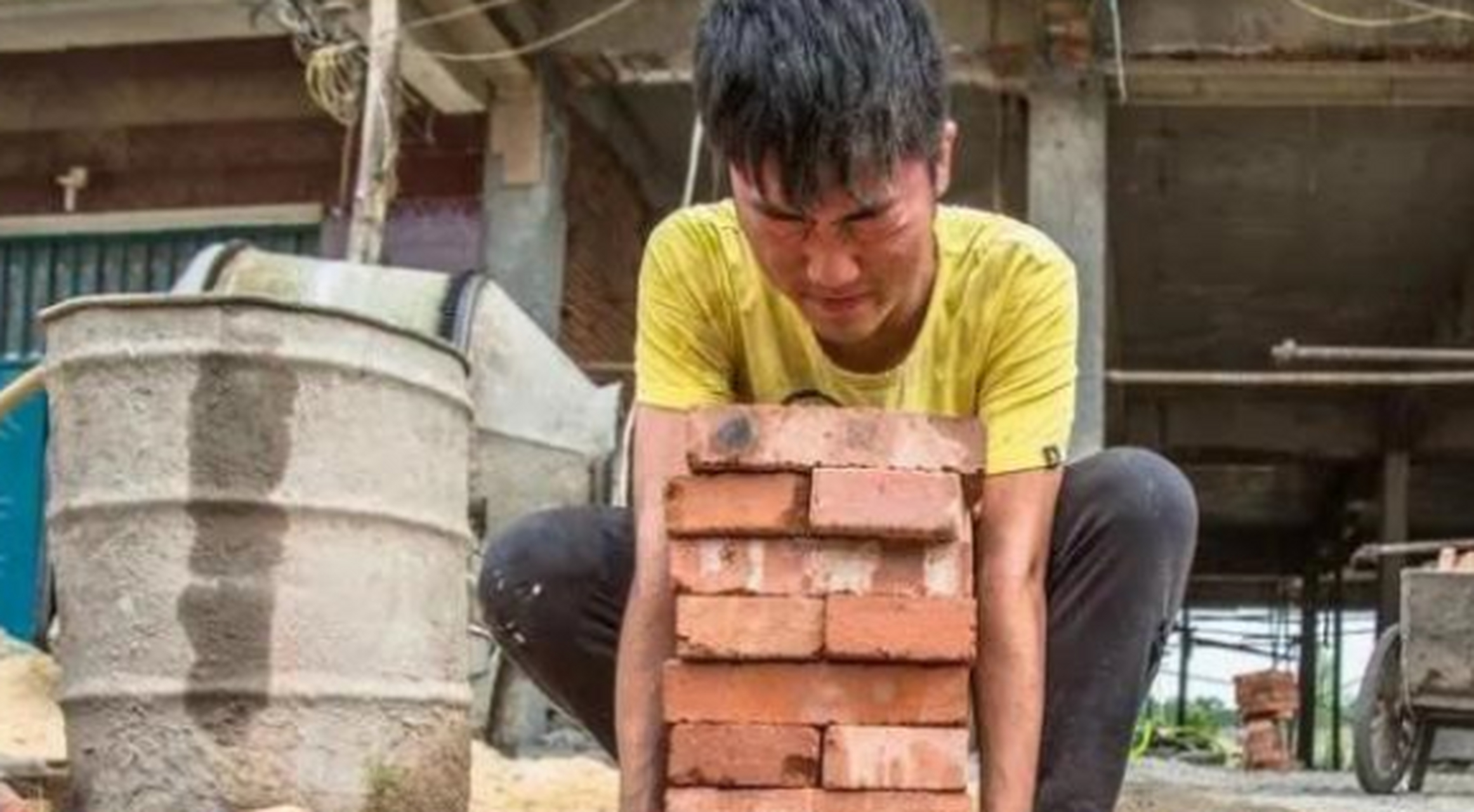 2019年,19岁的林万东跟着母亲在工地上辛苦背沙子,赚学费.