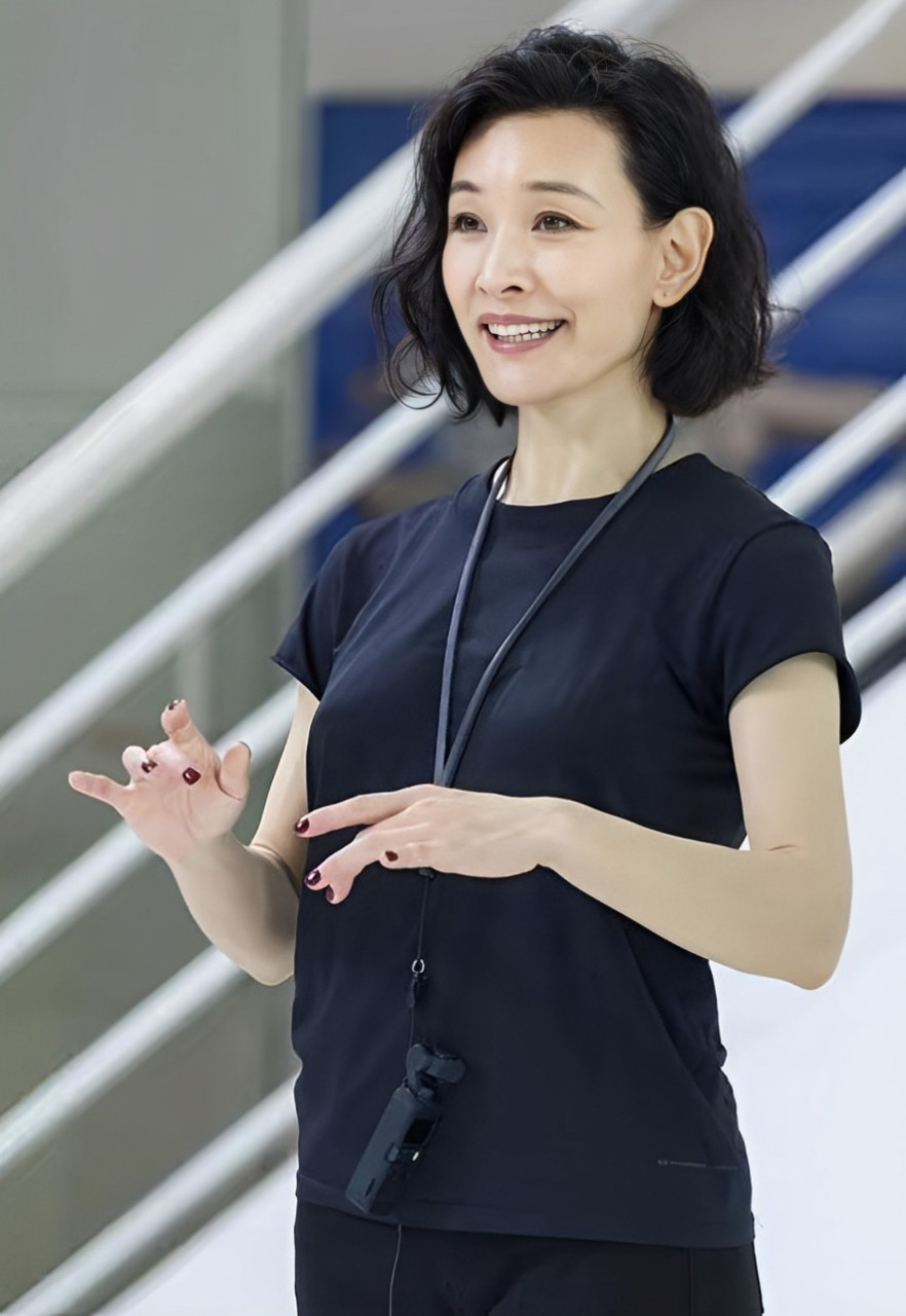 两人分开时,柳青对陈冲说: "我刚交了你的演员工会会费,你记得以后