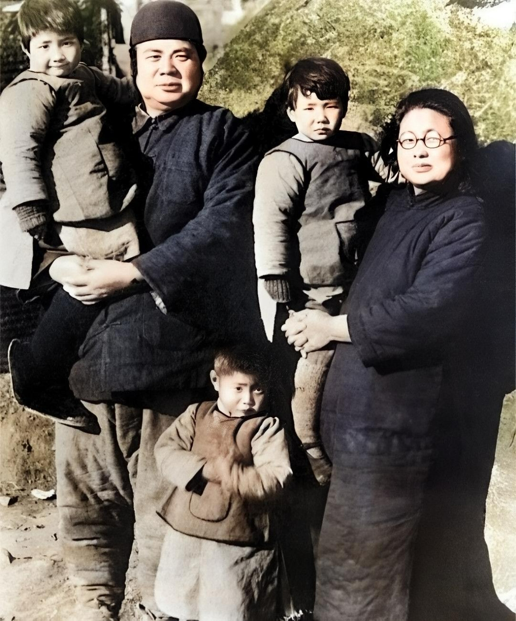 1928年冯玉祥将军和他的妻子李德全的一张罕见的家庭照片.