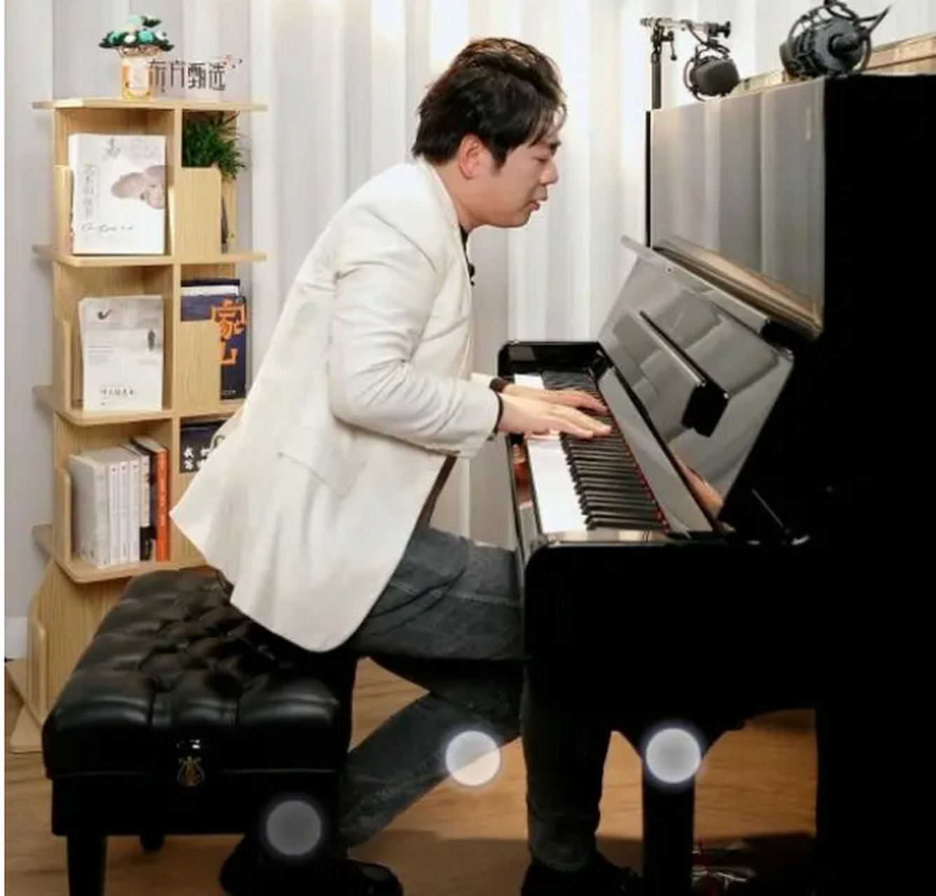 郎朗走进东方甄选直播间,看着他弹钢琴时一副陶醉的样子觉得很是讽刺