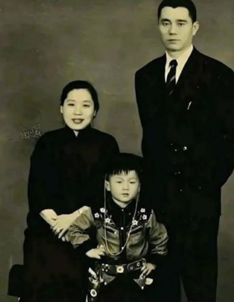 小时候的成龙与父母的一张合影.