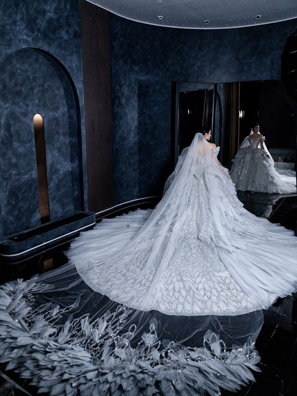 不愧是jimmychoo先生掌舵的婚纱淄博试纱  九亿少女熟知的知名品牌