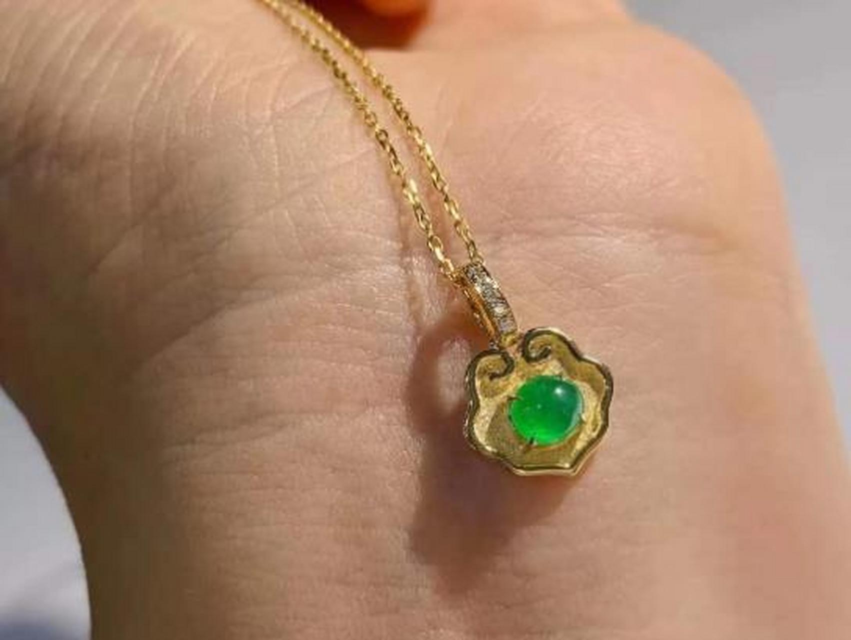 玉缘儿翡翠##点击头像看直播# 非常小巧的翡翠吊坠,精品如意锁翡 