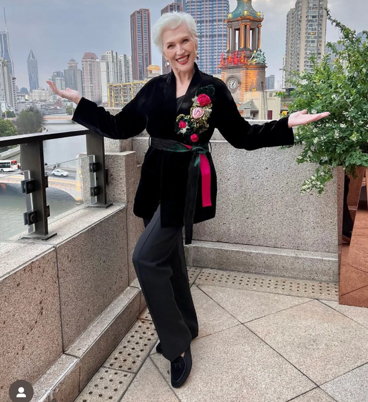 特斯拉创始人马斯克的母亲梅耶·马斯克,结束了为期两周的中国之旅,并