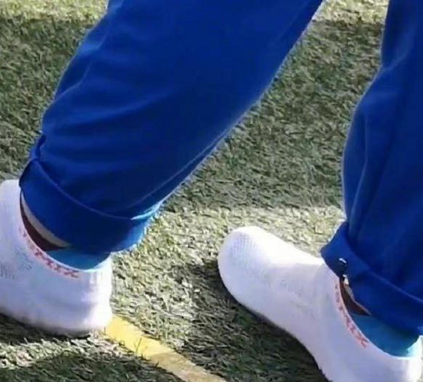 学校活动让穿白鞋,这白袜子套得没毛病!