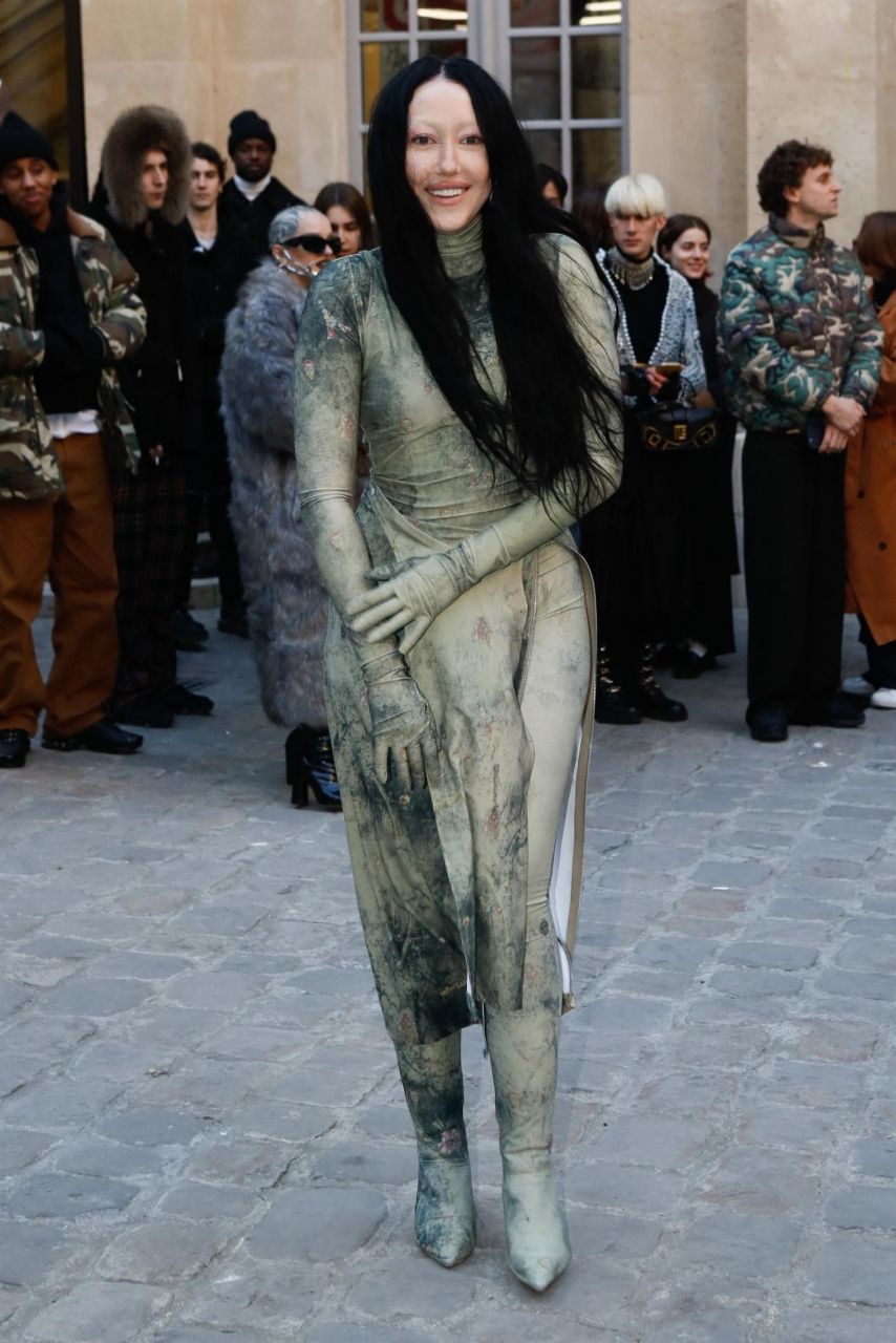 无眉妆配上这身颓废的末日风,诺雅·赛勒斯这身造型一般人真驾驭不来