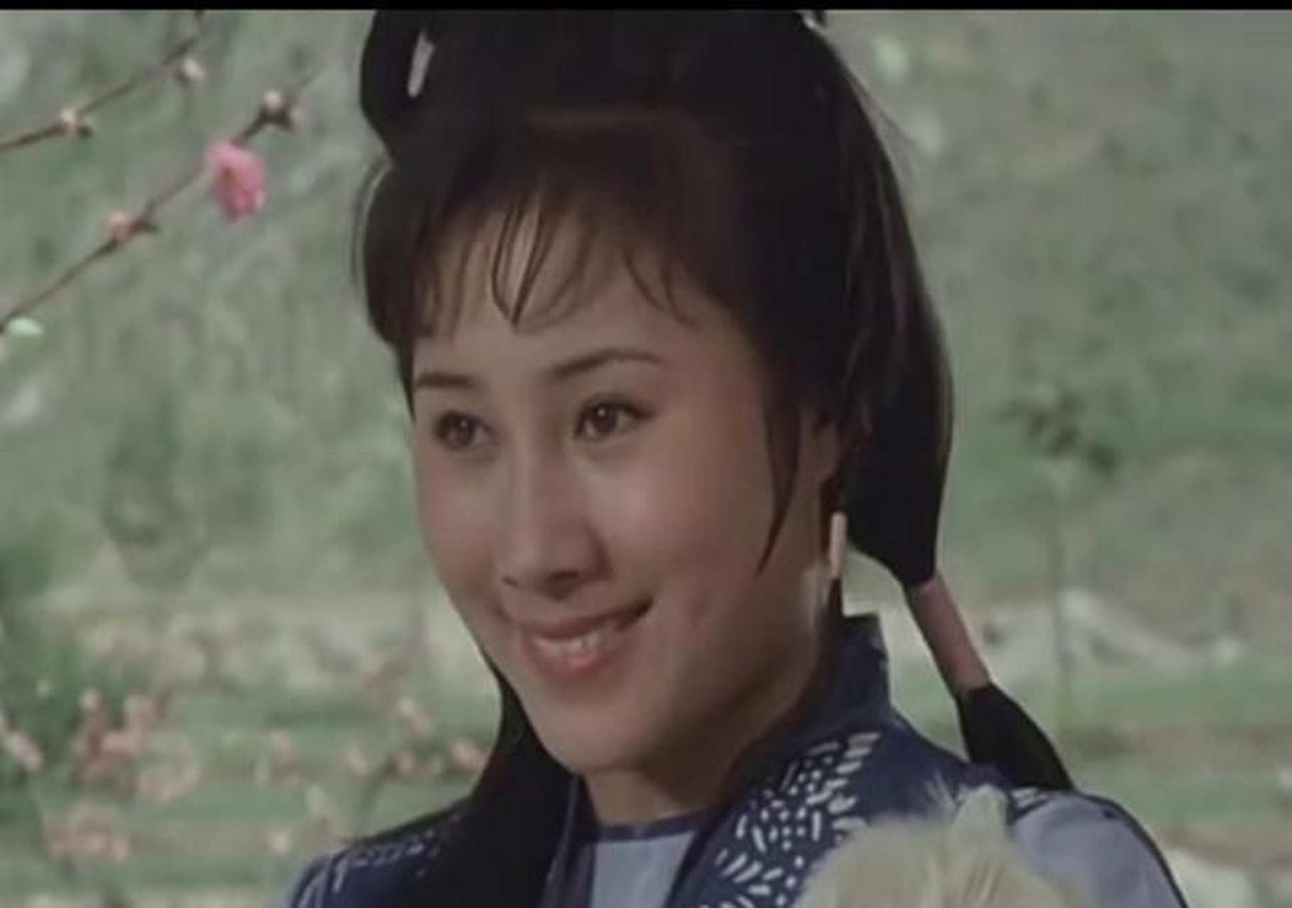 丁岚在18岁时出演了《少林寺》,片中她是昙宗大师的女儿,觉远和尚是