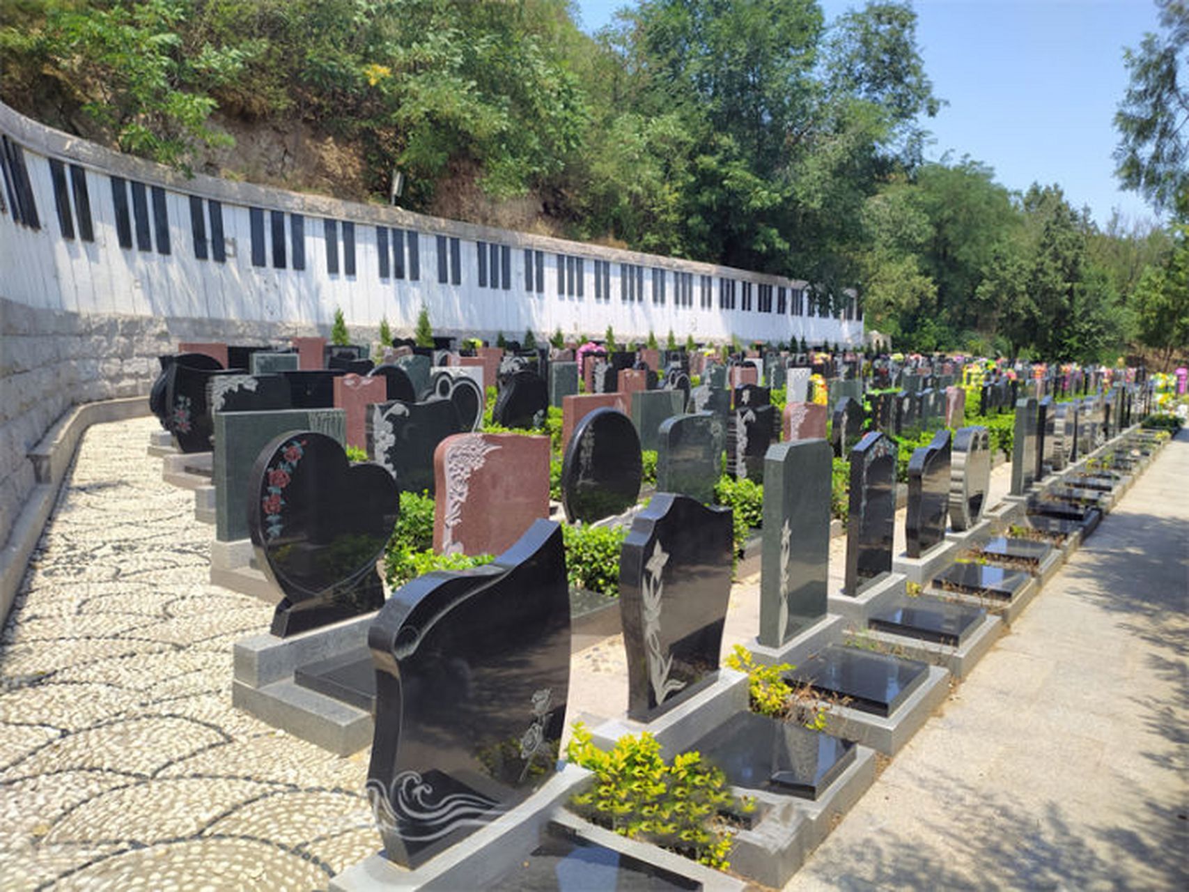 在九里山公墓二区墓地里的每一个墓碑,都曾经有一个人的名字.