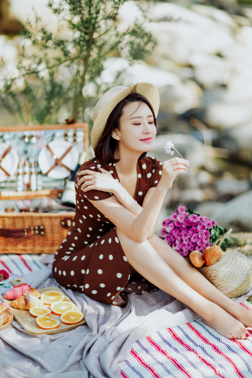 张蕾  美丽主持人 气质淡然[鲜花]