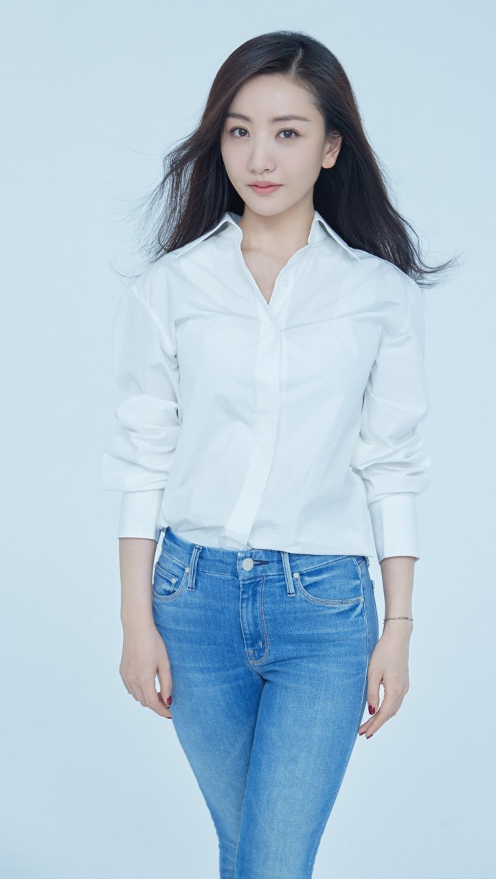杨蓉白衬衣,牛仔裤的打扮,虽然简约,但清秀