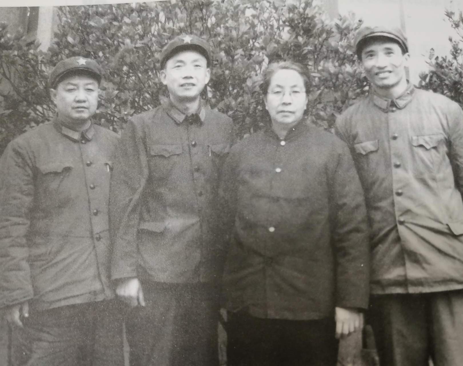 邓华住院,浦安修前来看望:这是彭总特别叮嘱让给你的.