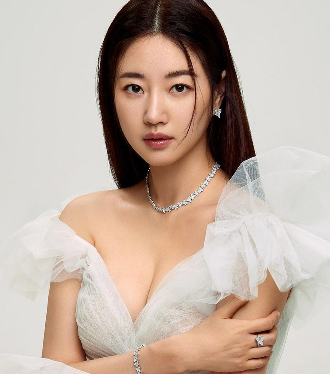 韩国女演员金莎朗为某时尚杂志拍摄的一组写真公开,42岁的她娃娃脸