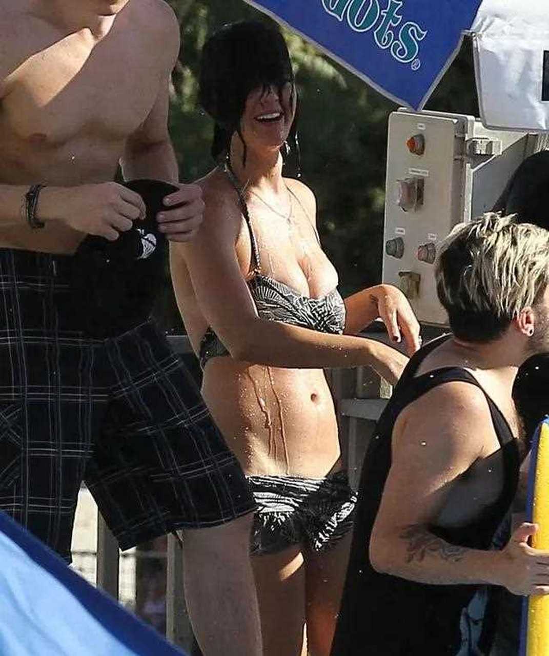 凯蒂·佩里穿泳装海边浪漫风情万种,身材火辣超爆迷人.[流泪]