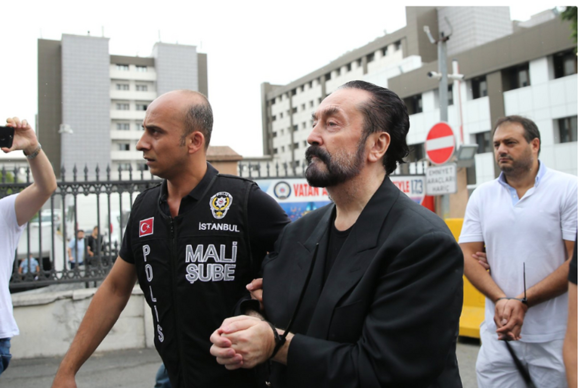 今年11月17日,66岁的土耳其著名"性爱邪教教主"阿德南·奥克塔(adnan