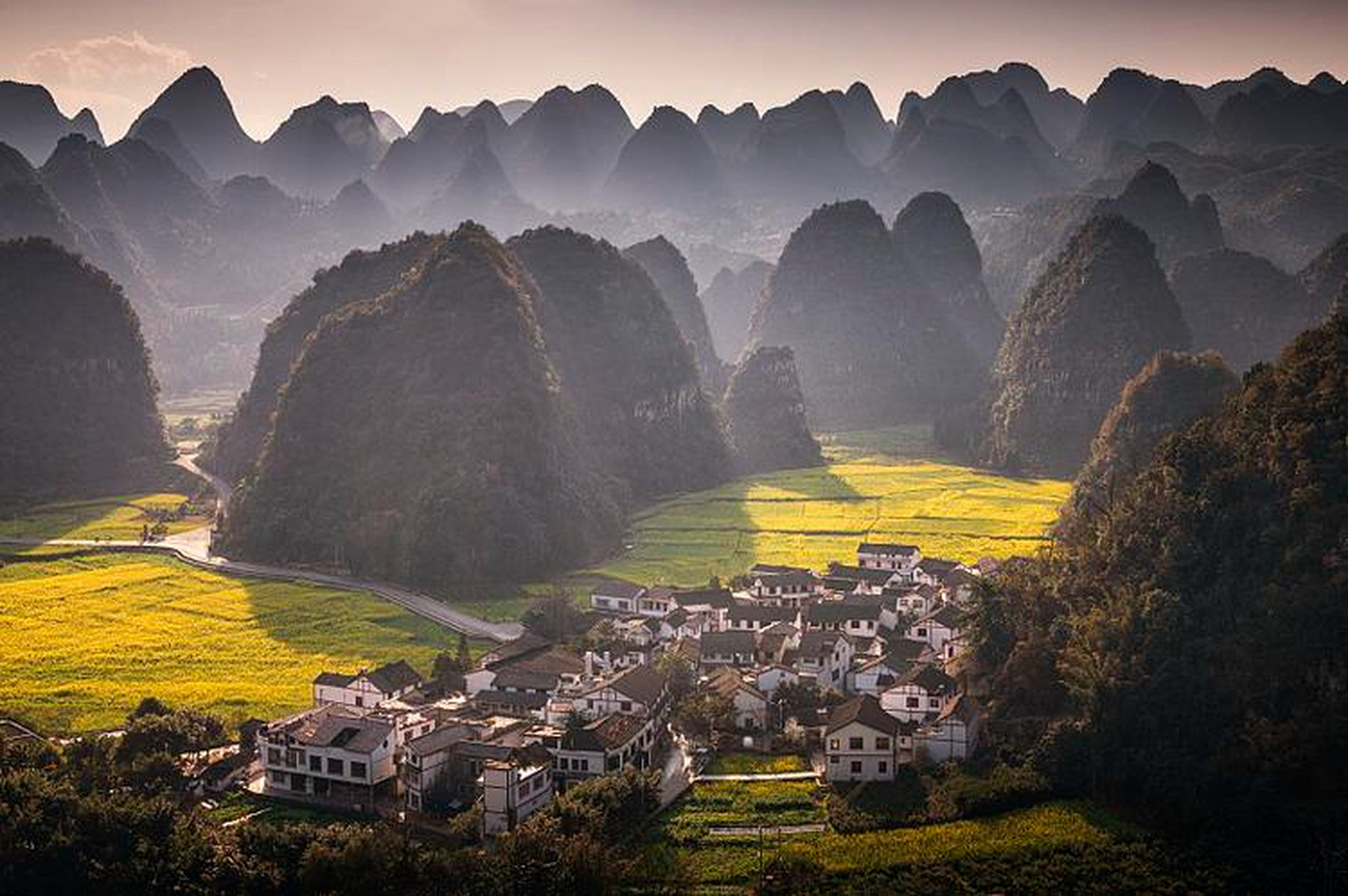 99探秘中国锥状喀斯特博物馆:万峰林99  99位于贵州兴义境内,是