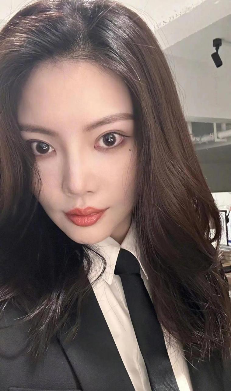 女演员徐冬冬回应眼睛里都是红血丝,说自己是哭得.