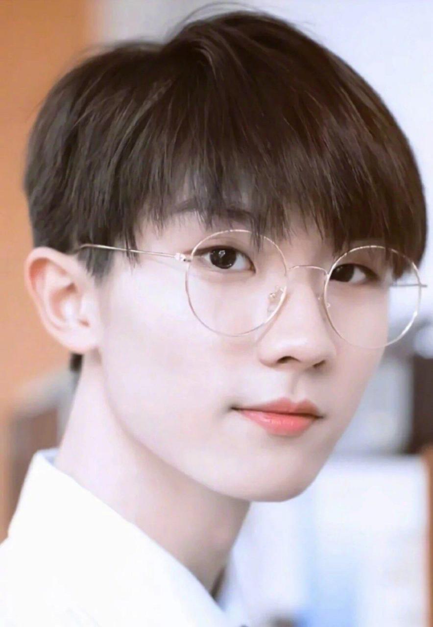 gif创作人# 马嘉祺眼镜杀合集有 各种不一样的气质风格 文艺贵气精致