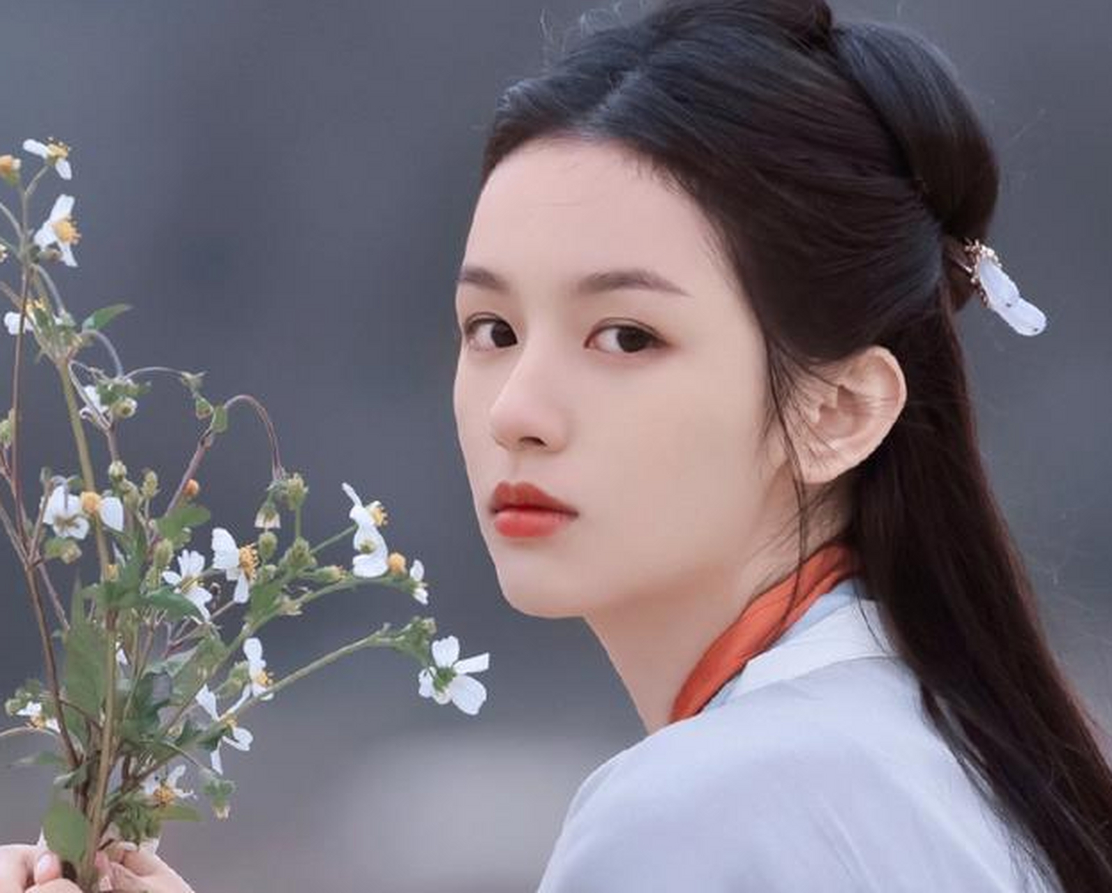 周也在直播的时候太激动了,把"忏悔"说错了,随后反应过来,赶紧出面