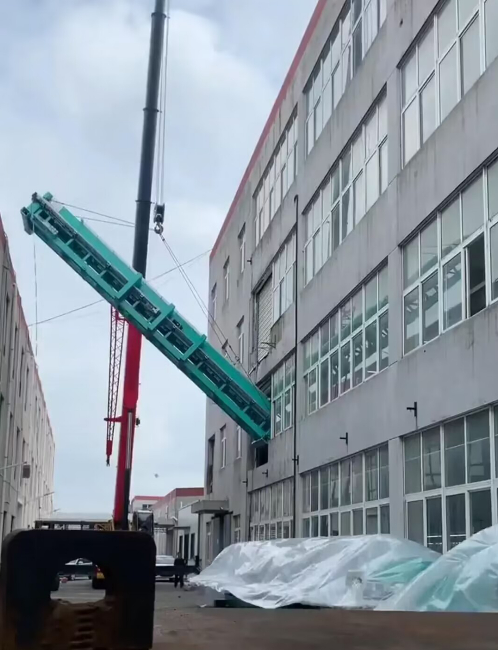 网友:这吊车师傅的技术属实是厉害 #趣图搞笑