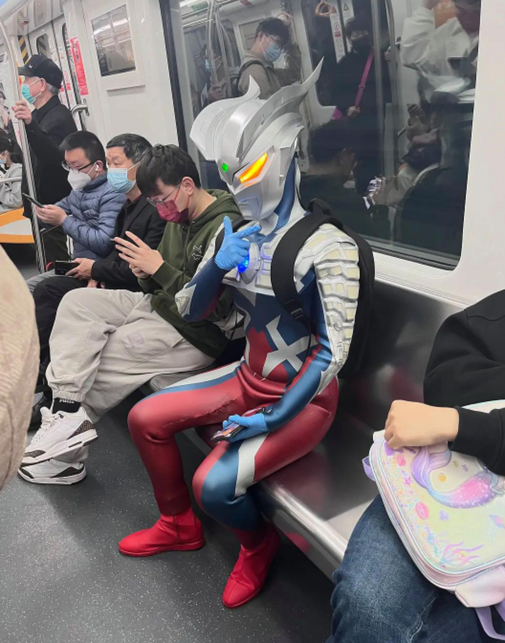 地铁捕获野生奥特曼