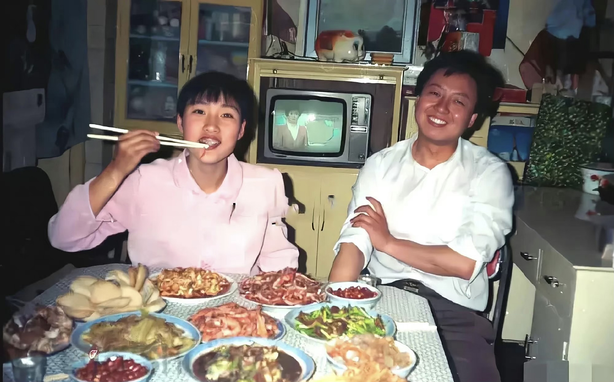 这是八十年代的万元户家庭,那时的万元户基本都娶个漂亮的老婆,从照片