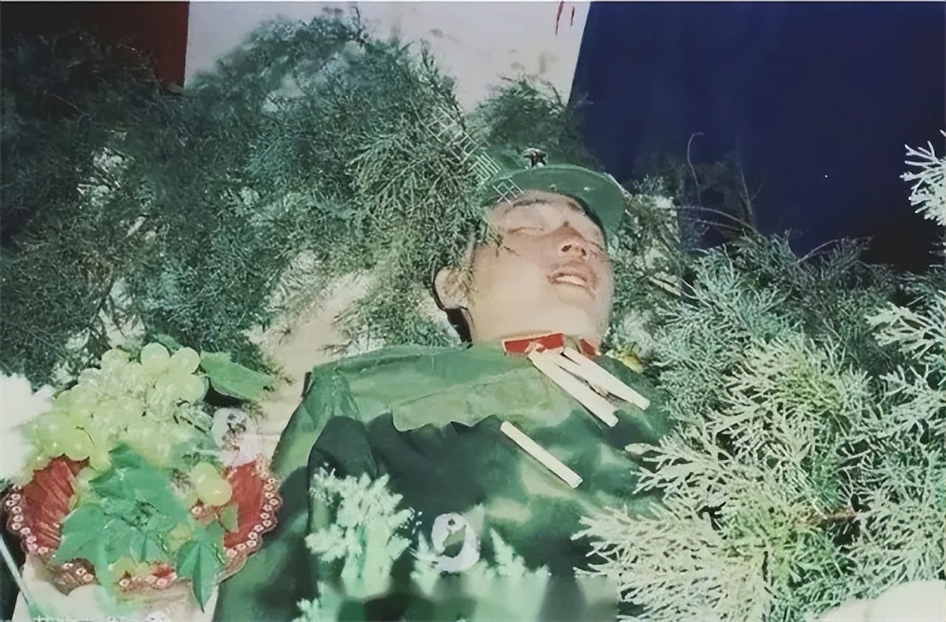 1986年,老山前线,赵怡忠牺牲后的遗容照.