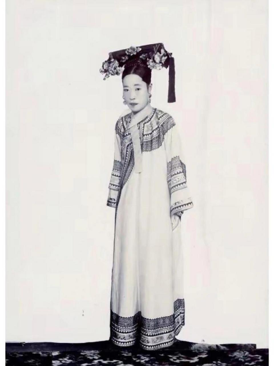 你没看错,她是皇后,她叫叶赫那拉氏静芬,光绪皇帝的皇后,同时她也是