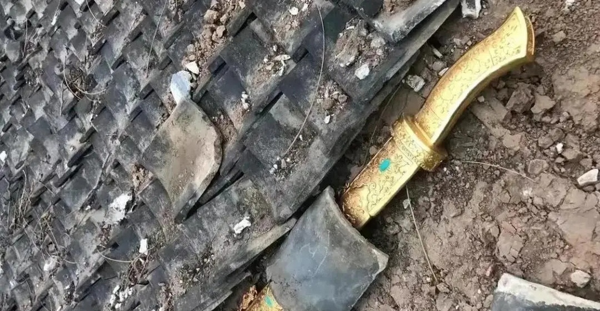 拆老房子的时候发现的,这是金刀驸马郭靖的刀吗?[大哈]