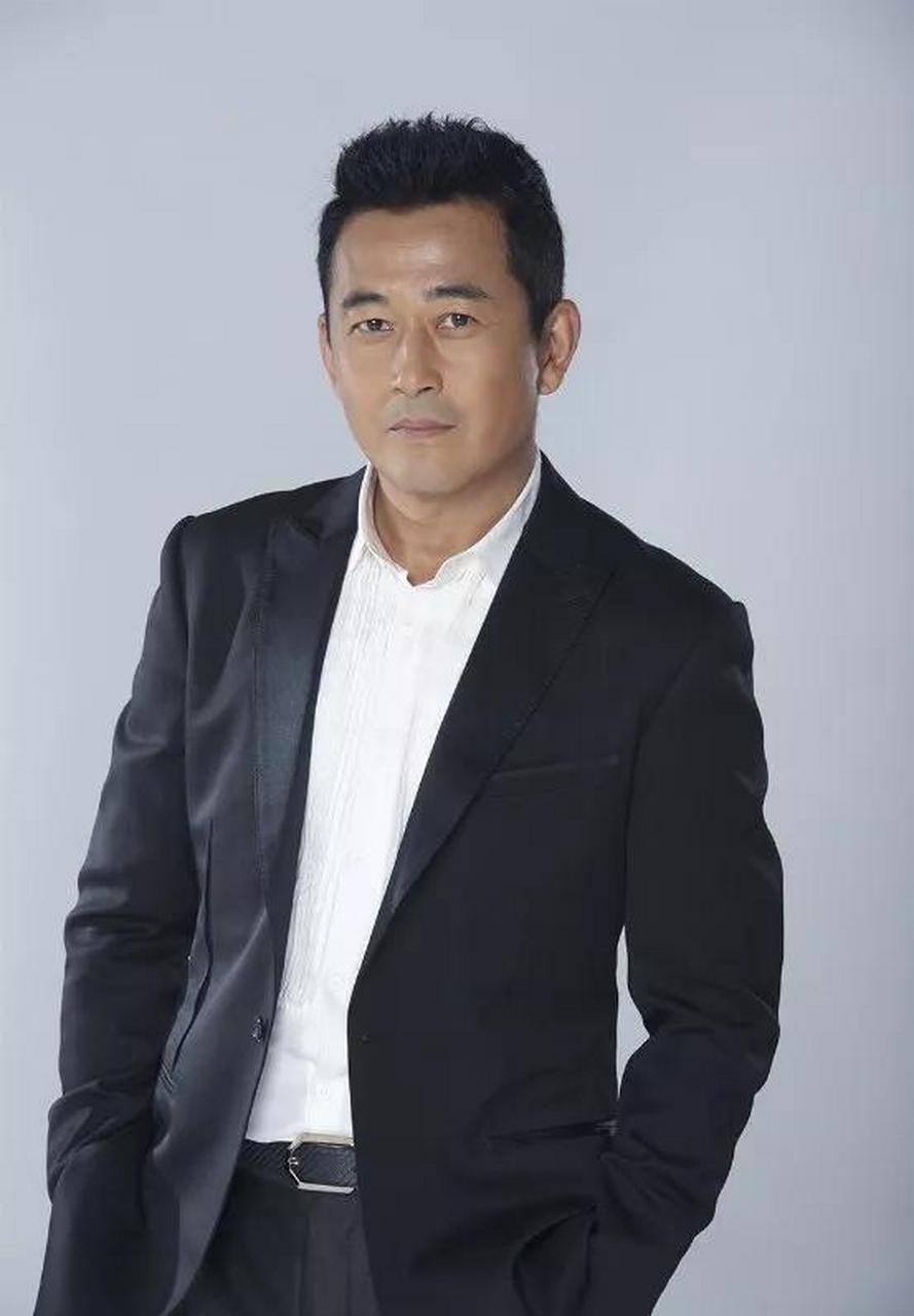 gif创作人#  最近中央八台也在热播"扫黑风暴"高明远的饰演者王志飞