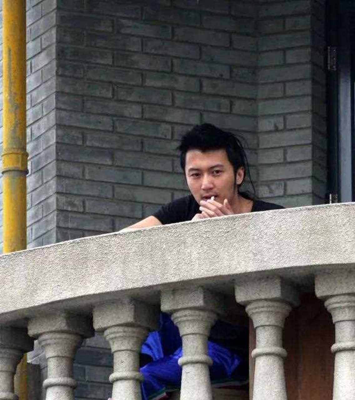 抽烟的谢霆锋好油腻.[?