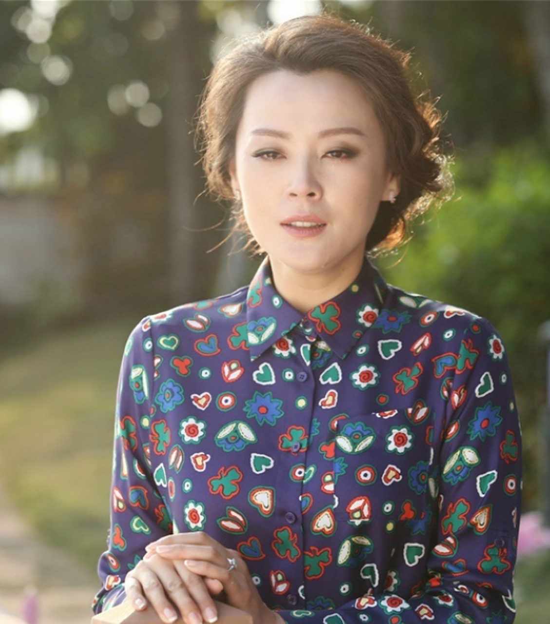 梁爱琪,少男鲜肉的挚爱,宛如邻家阿姨的外表却蕴含着媚眼如丝的神采.