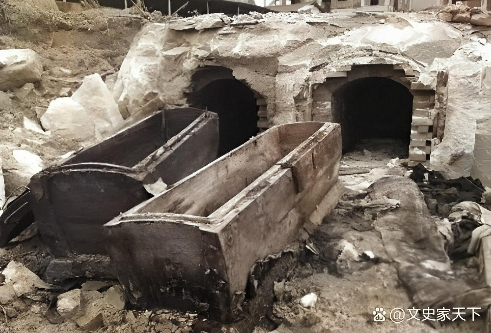 1999年,在黑龙江省齐齐哈尔市发现了一座清朝古墓