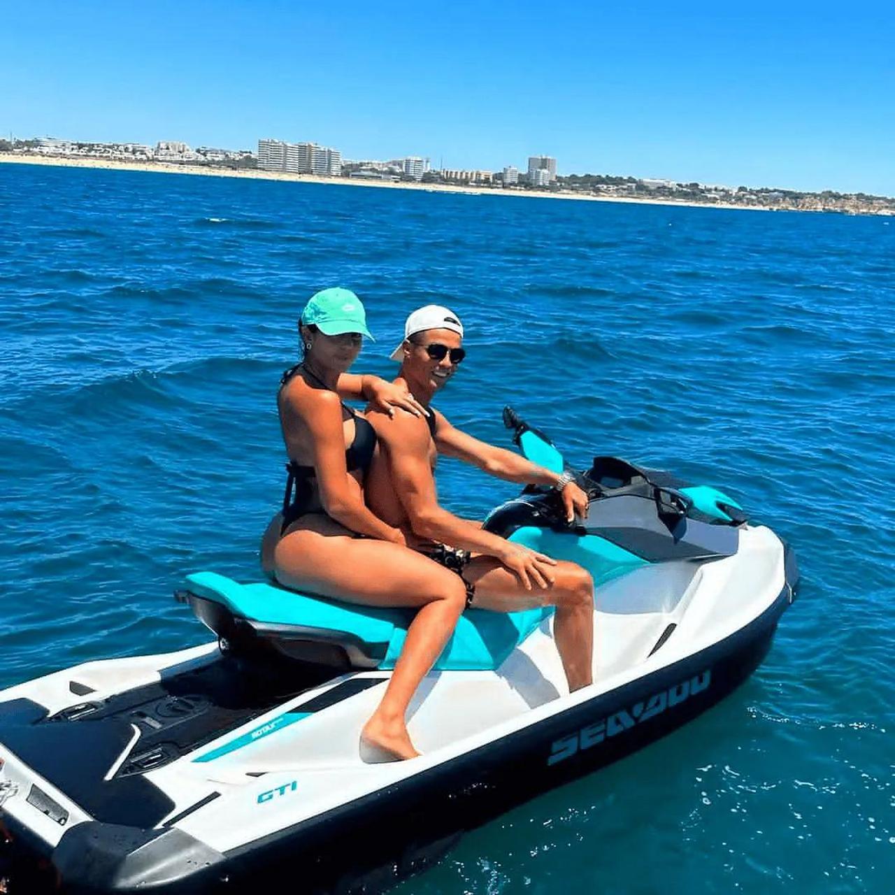 c罗社媒晒自己与女友乔治娜的海边度假照  c罗更新社媒,晒出自己与