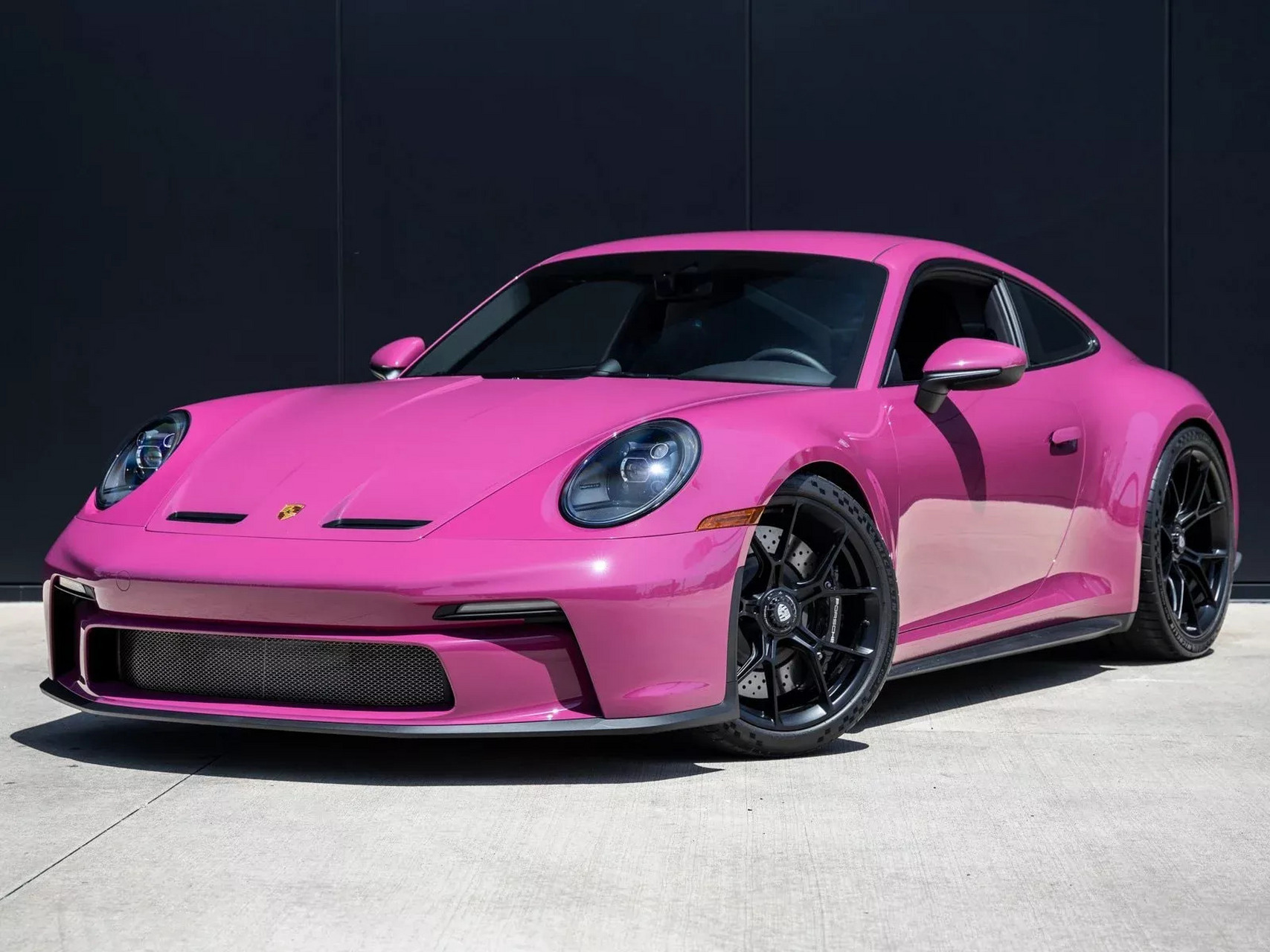 这台亮粉色保时捷911 gt3 touring的总行驶里程才 250 英里(402 公里)