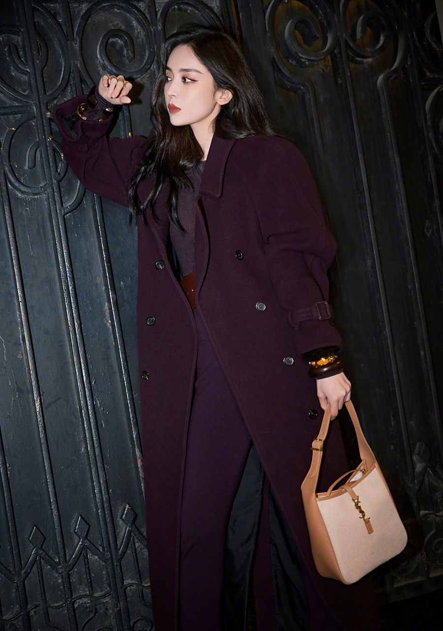 古力娜扎深色大衣套装时尚造型.