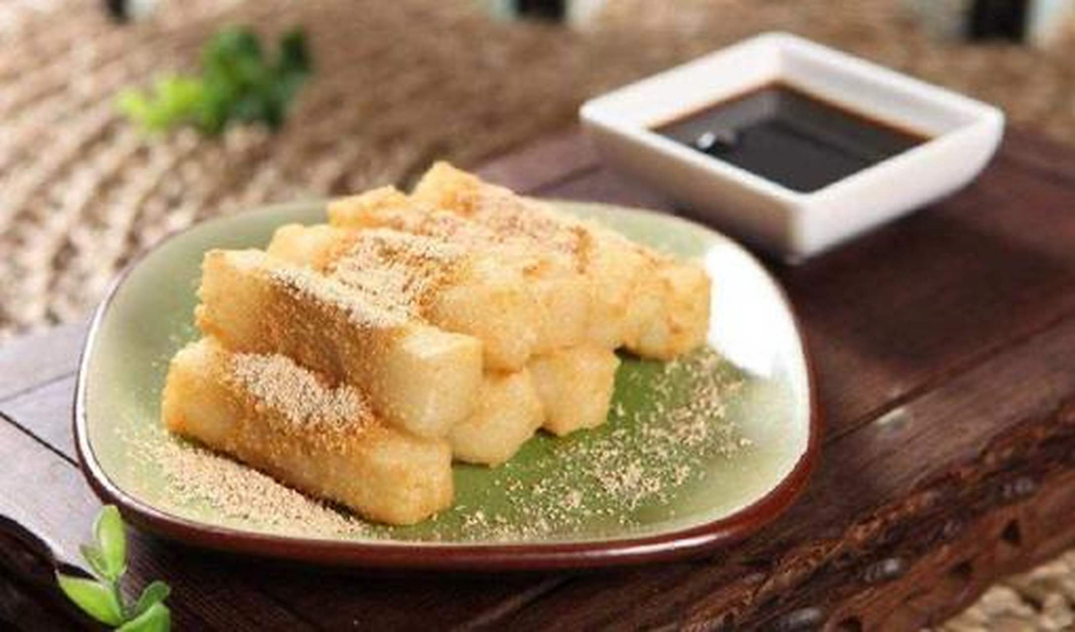 泸州五香糕源于四川省泸州市,其前身是民间油糍粑,已有60多年历史,冷