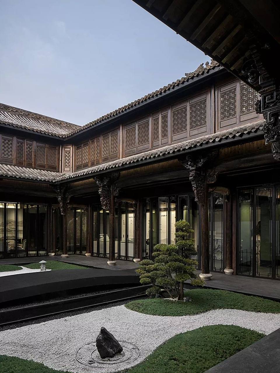 【徽派古建筑详解——天井】 为宅院中房与房之间的露天空地,用以采光