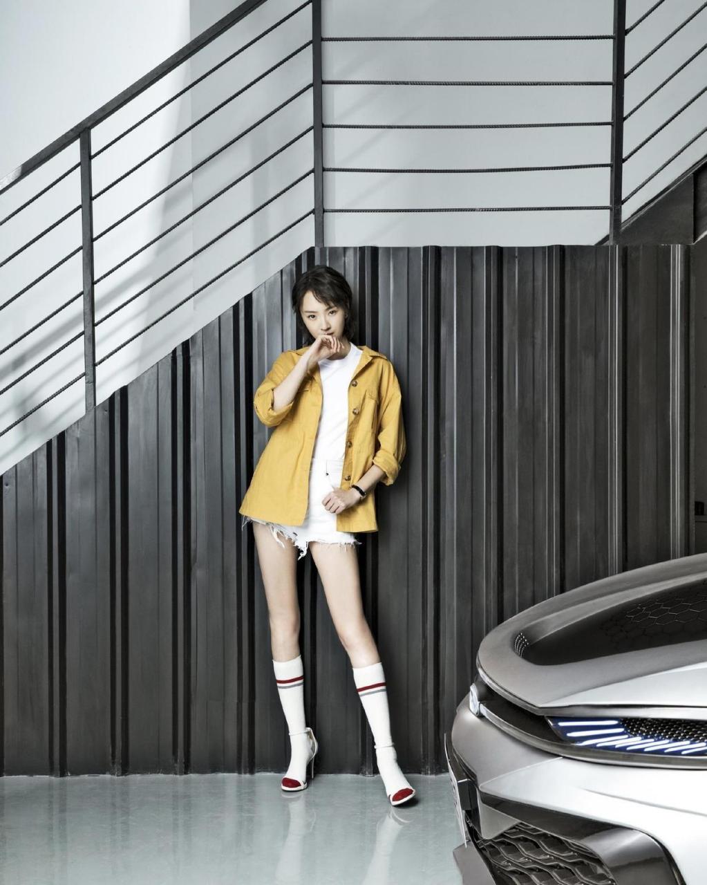 齐明月孙铱也太瘦了吧,穿黄色外套配短裤,中筒袜也挡不住筷子腿