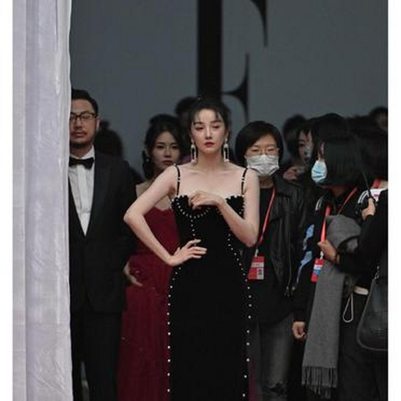 陈小纭生图照曝光,穿黑色珍珠吊带裙性感又大气,貌美肤白气质佳,藏不