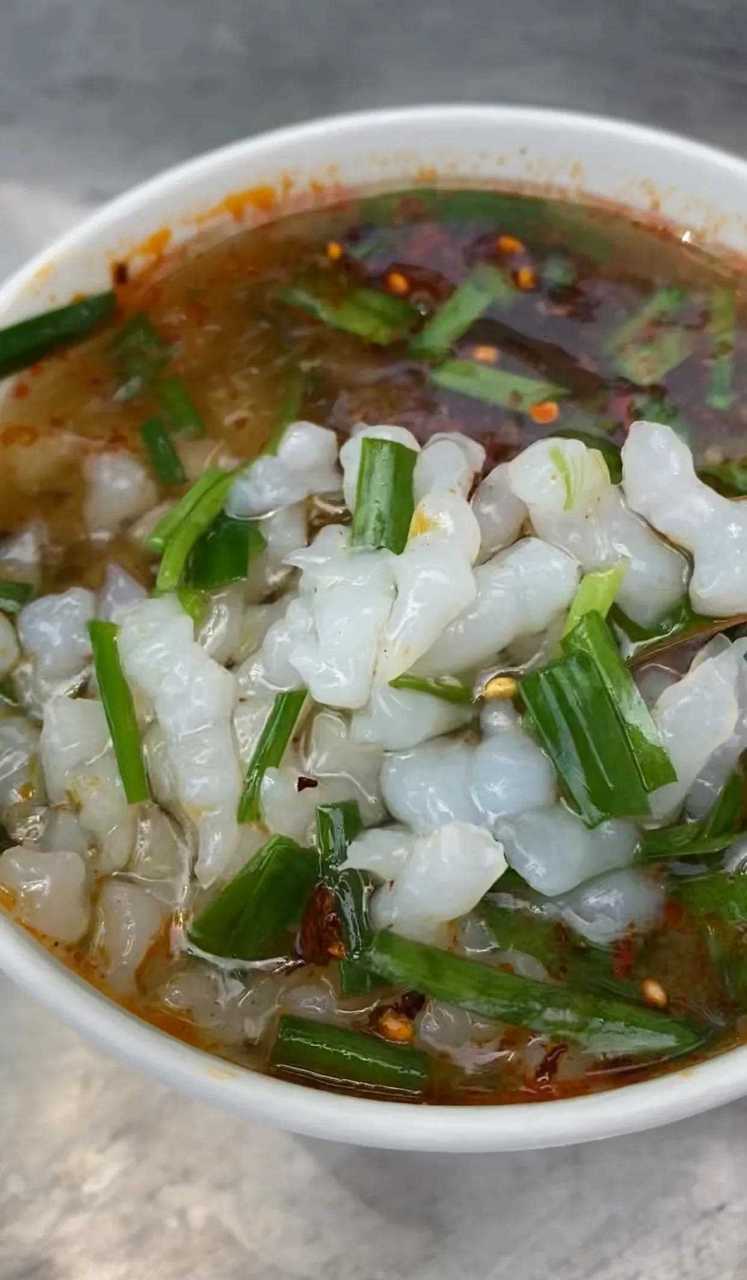 一到日开封的街头就有很多叫卖美食,比如说酸辣面鱼,还有刮丝凉粉都是